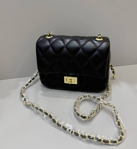 stilnaya-sumka-krossbodi-v-stile-shanel-s-dlinnoj-cepochkoj