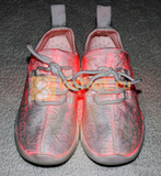 Светящиеся кроссовки с USB зарядкой на шнурках, цвет белый, светится верх. Изображение 2 из 23.