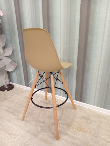 Интерьерный дизайнерский барный стул Eames Long Mold, на четырех ножках, для барных стоек 90-105 см, бежевый