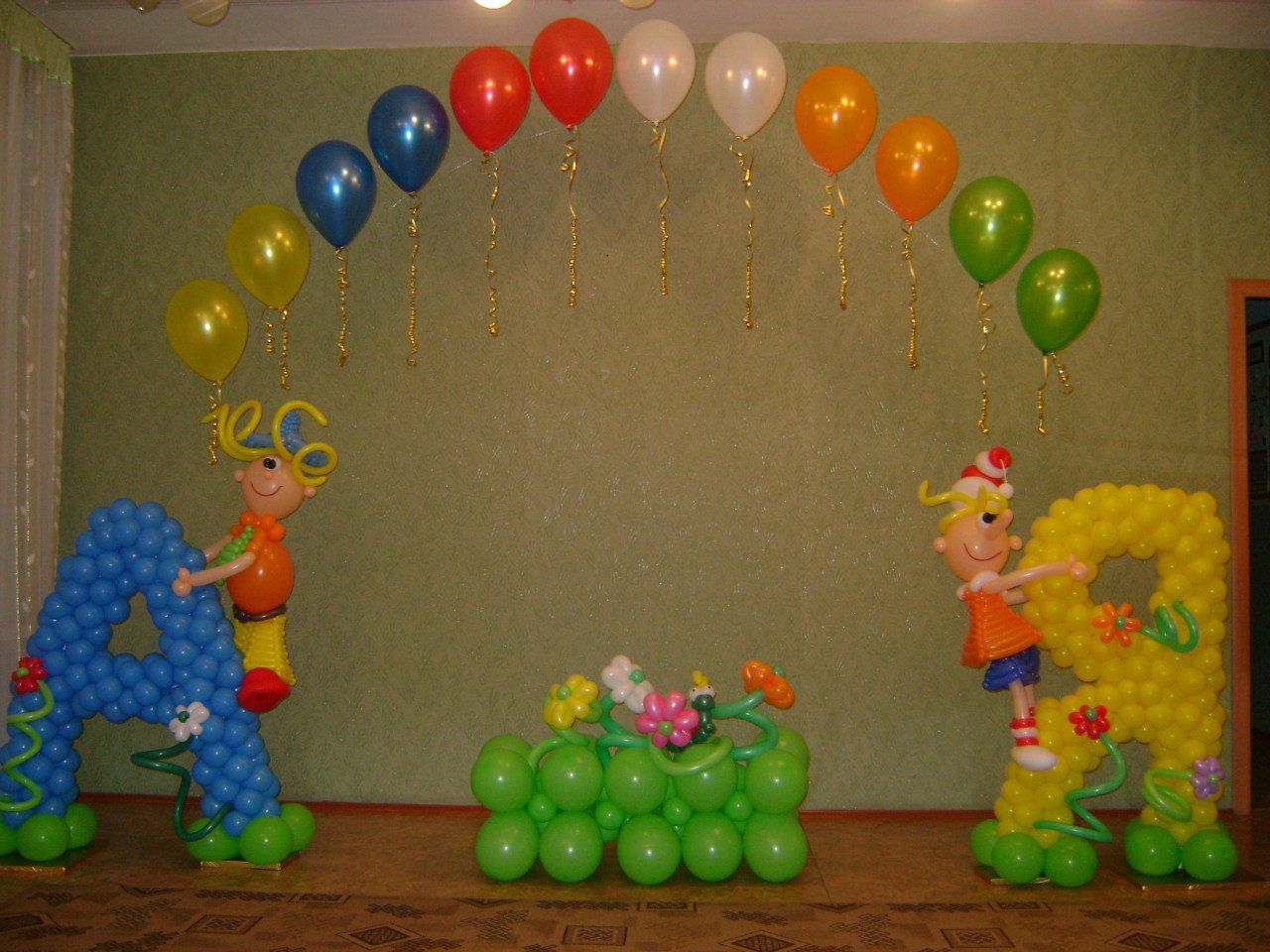 Фигуры из шаров на выпускной в детском саду