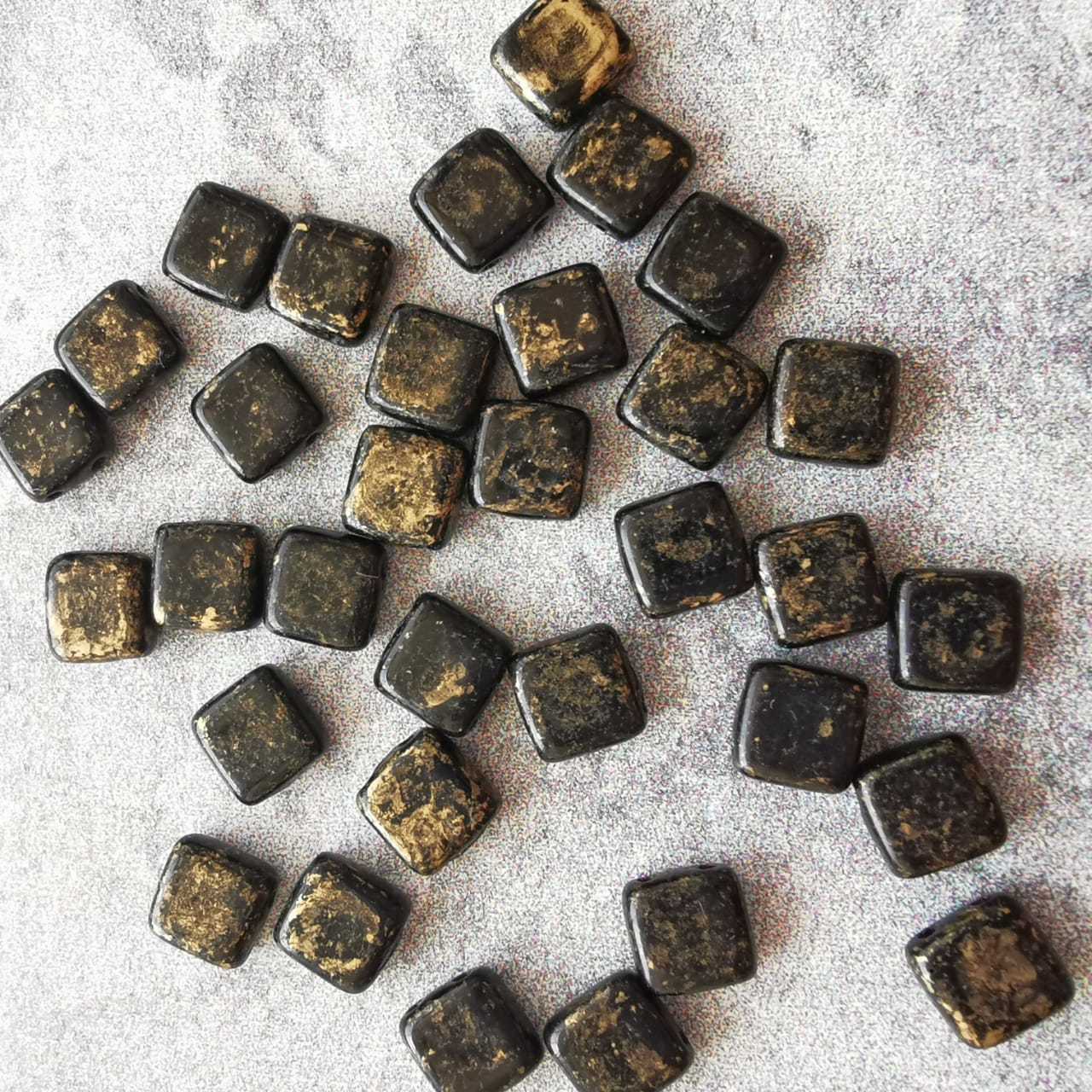Чешские бусины Tile - черный с золотом - 6*6 мм.
