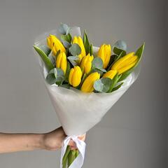Желтые тюльпаны с эвкалиптом