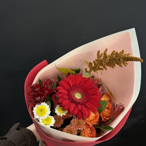 Букет с красной герберой, сантини, кустовой розой и амарантом