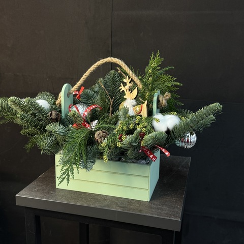 Новогодняя композиция из живых веток нобилиса, туи и мережки с елочными игрушками