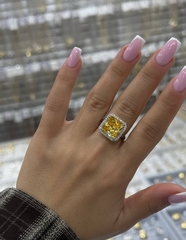 Кольцо крупный квадрат с окантовкой из фианитов