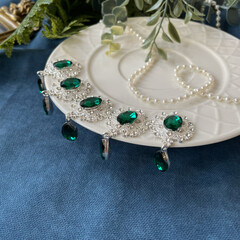 Кабошоны ювелирные со стразами и подвеской Капля, 4,5*2,5 см, изумрудно - зеленые/серебро, набор 5 шт.