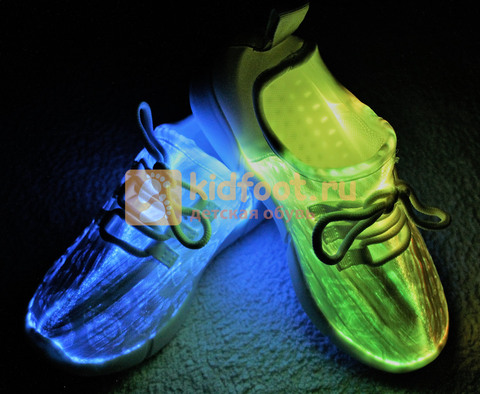 Светящиеся кроссовки с USB зарядкой на шнурках, цвет белый, светится верх. Изображение 11 из 23.