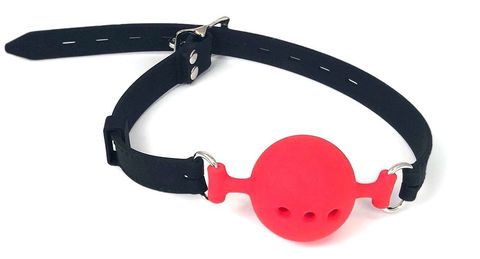 Красный кляп-шарик с черным ремешком