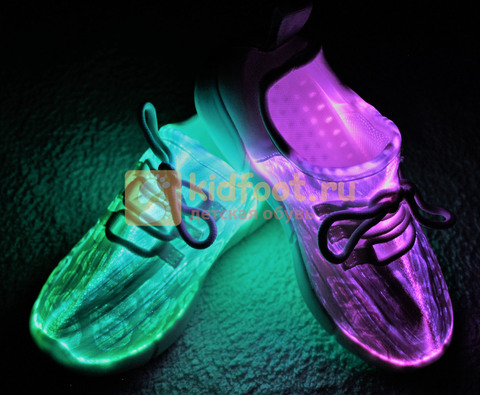 Светящиеся кроссовки с USB зарядкой на шнурках, цвет белый, светится верх. Изображение 13 из 23.
