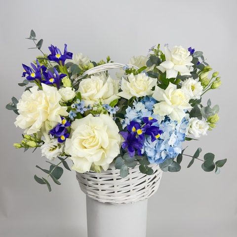 Корзина с ирисами и гортензиями