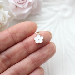 Подвеска Цветок с эмалью 11*9 мм, белая, позолота, П1045