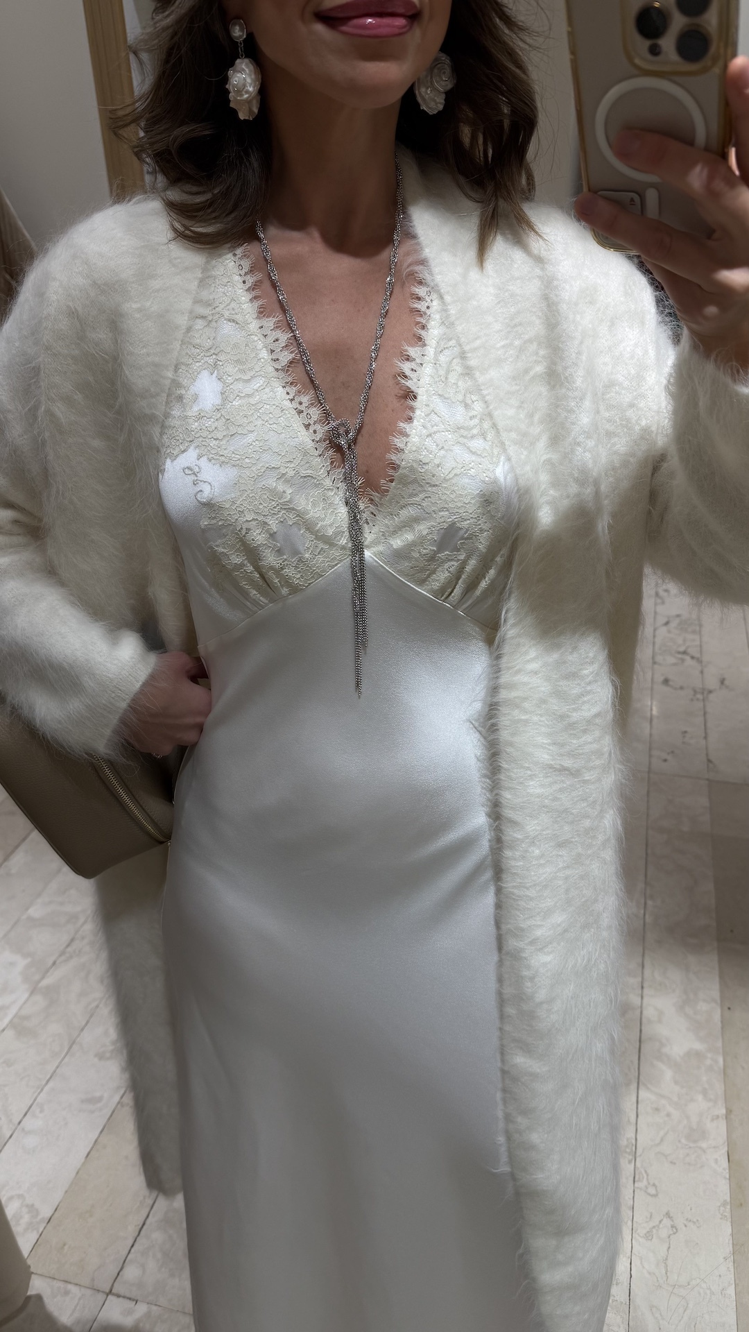 Колье в виде переплетенного шнурка и цепей