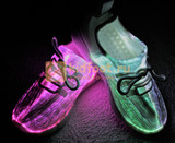 Светящиеся кроссовки с USB зарядкой на шнурках, цвет белый, светится верх. Изображение 14 из 23.