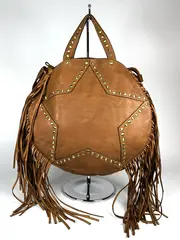 Женская сумка из натуральной вареной кожи с бахромой и заклепками цвет whisky
