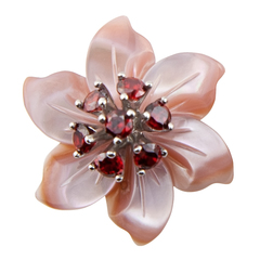 Серьги в форме цветов из розового перламутра с гранатом