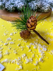 Еловая ветка с ягодами и шишками, еловая лапка искусственная, декор зимний 9 см, набор 10 шт
