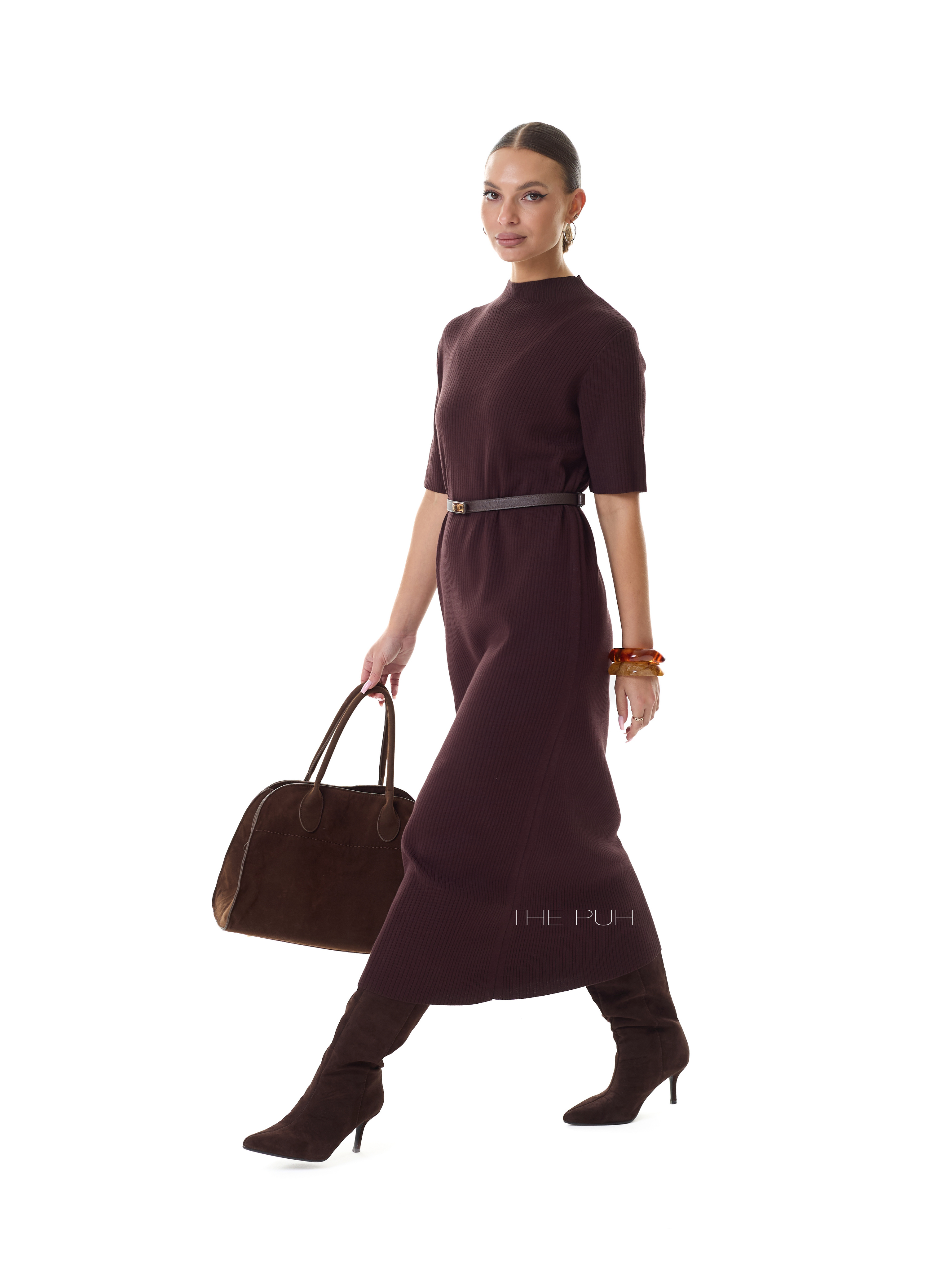 Трикотажное платье шоколадного цвета с кулоном