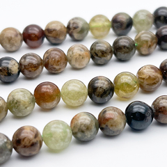 Гранат зеленый бусины, диаметр около 8,5-8,7 мм, цена за 11 шт (1/4 нити)