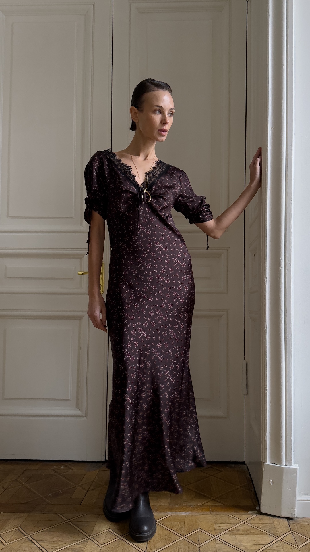 Платье из вискозы в цветочек с кружевом на вырезе