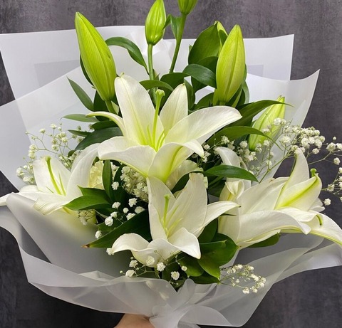 Букет с лилиями