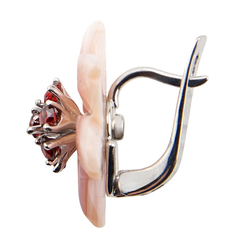 Серьги в форме цветов из розового перламутра с гранатом