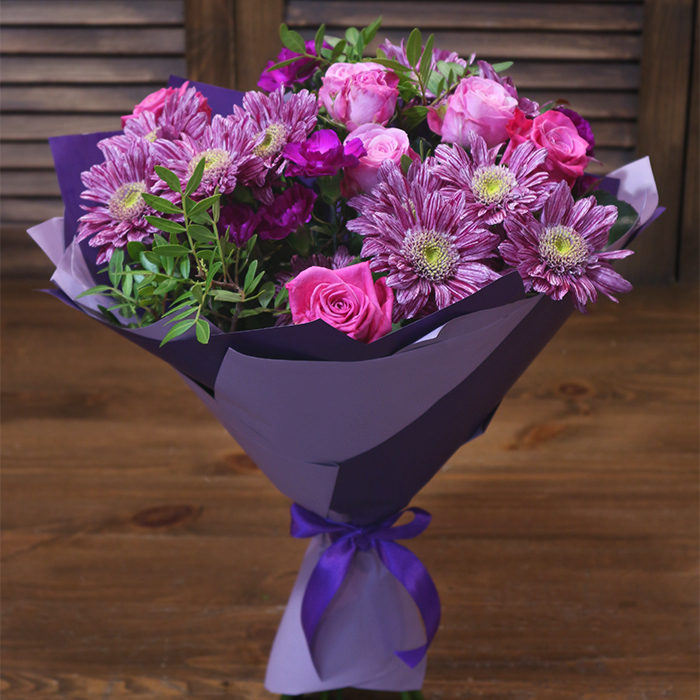 Купить небольшой букет с пурпурными цветами в Перми