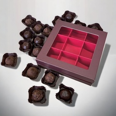 Коробка для конфет ПРЕМИУМ с большим окном 160*160*45 см (9) (шоколад/красная матовая)