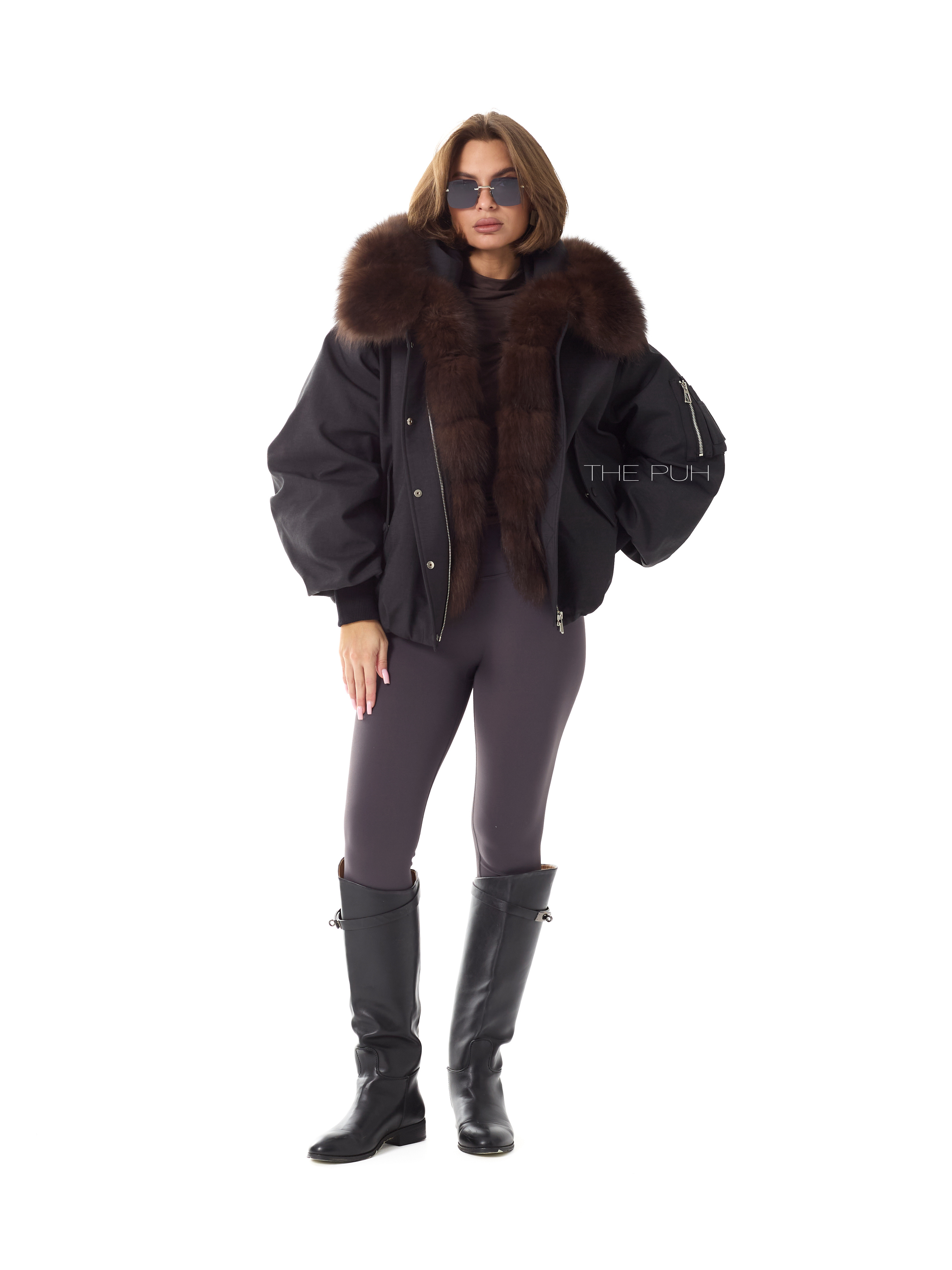Черная пуховая парка с капюшоном и меховой оторочкой