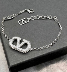 braslet-valentino-s-podveskoj-logotipom-s-kub-cirkoniyami-pozolota-serebro