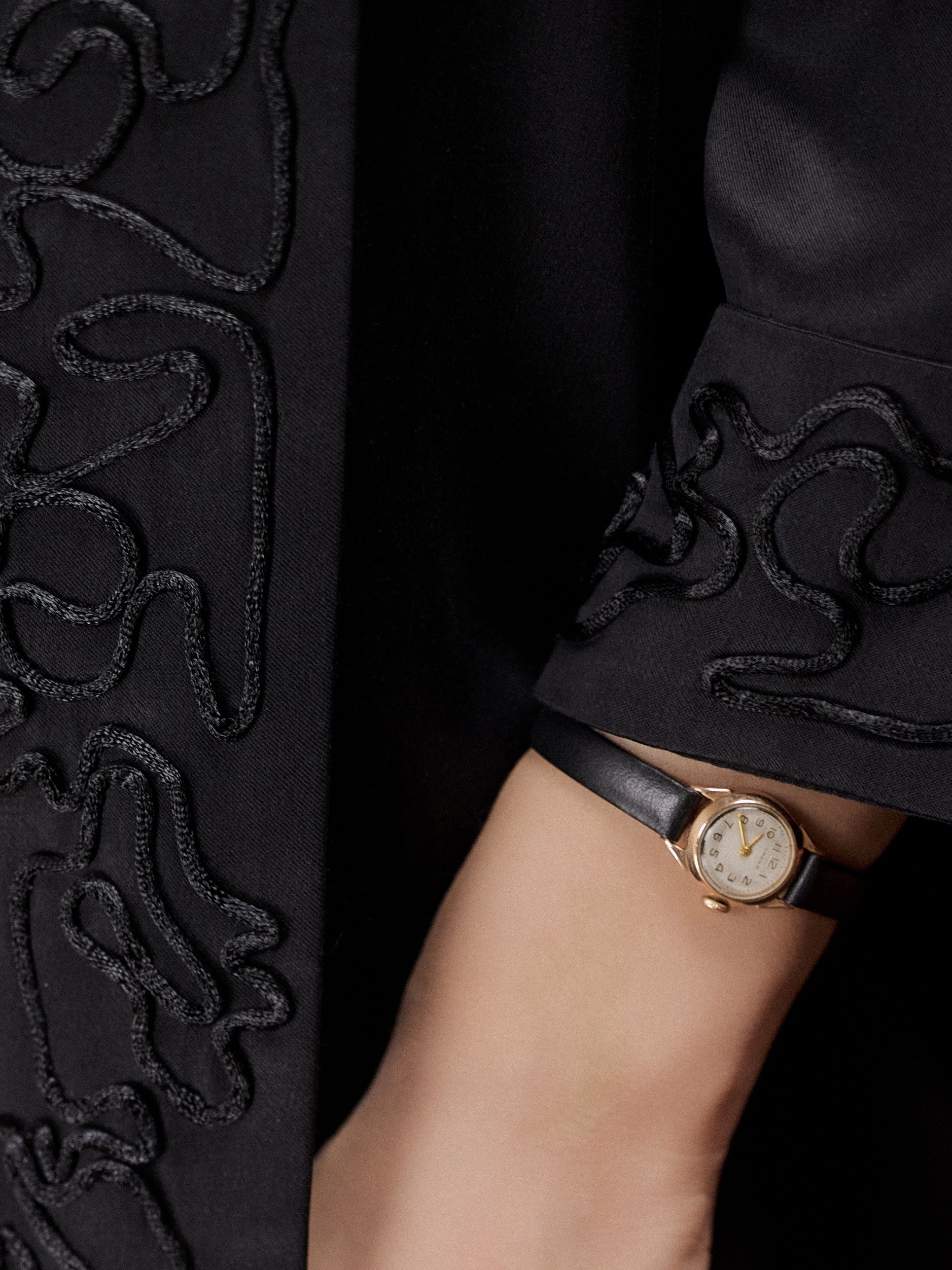 Костюм из шёлка с вышивкой шнуром