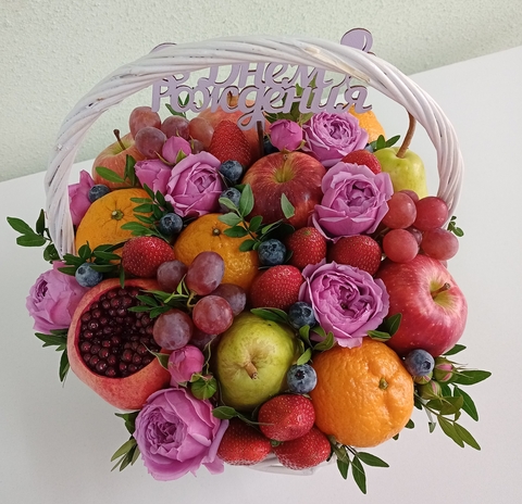 Фруктовая корзина с фруктами и цветами