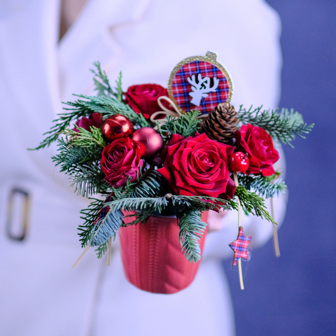 Новогодняя композиция с красными розами #690 с еловыми ветками в кружке