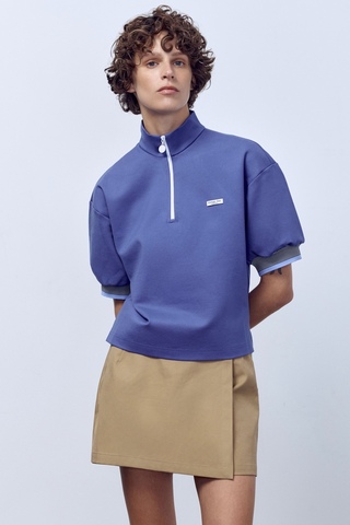 Поло на молнии с контрастными подвязами  васильковый