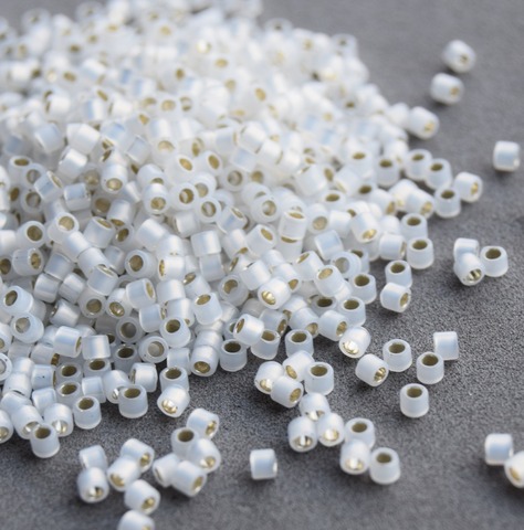 DB-0221 Бисер цилиндрический Миюки делика 11/0 /Miyuki delica 11/0 Gilt Lined White Opal