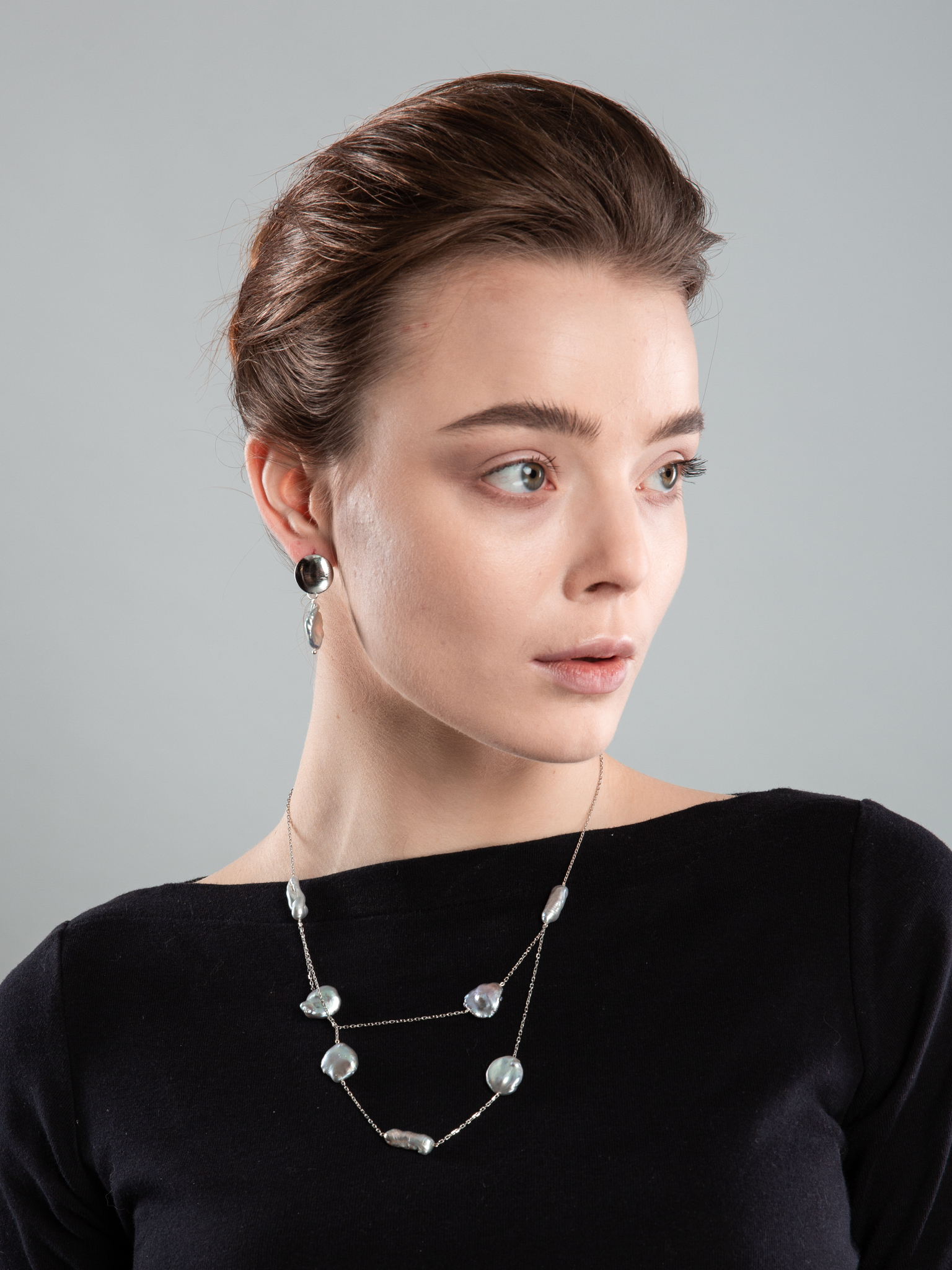 Серебряное колье из серого жемчуга барокко