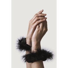 Металлические наручники с черными перьями Adrien Lastic