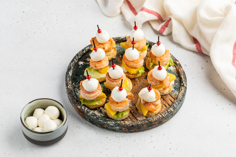 Канапе с креветкой, манго и моцареллой, 20 шт.