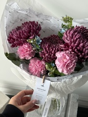 Букет из хризантемы бигуди, диантусов, оксипеталума и эвкалипта