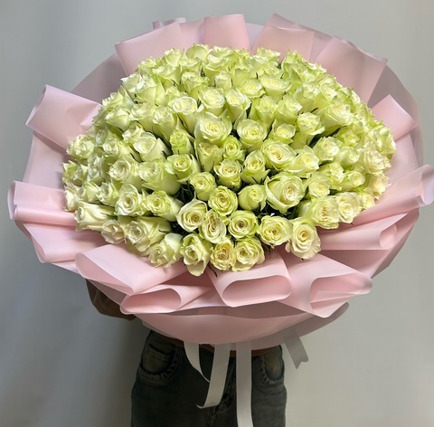 Букет 101 белой розы кения в розовой упаковке