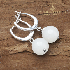 Серьги с белым нефритом бриле. Д 10мм.