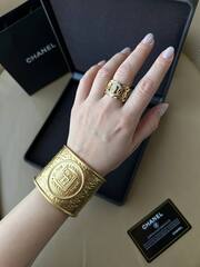 Браслет-манжета CHANEL матовое сатинированное золото