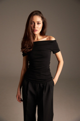 Футболка с открытыми плечами