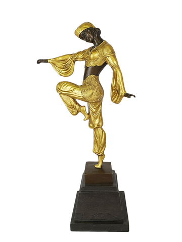 Танцовщица в золотом костюме
