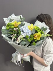 Авторский букет с голубой гортензией