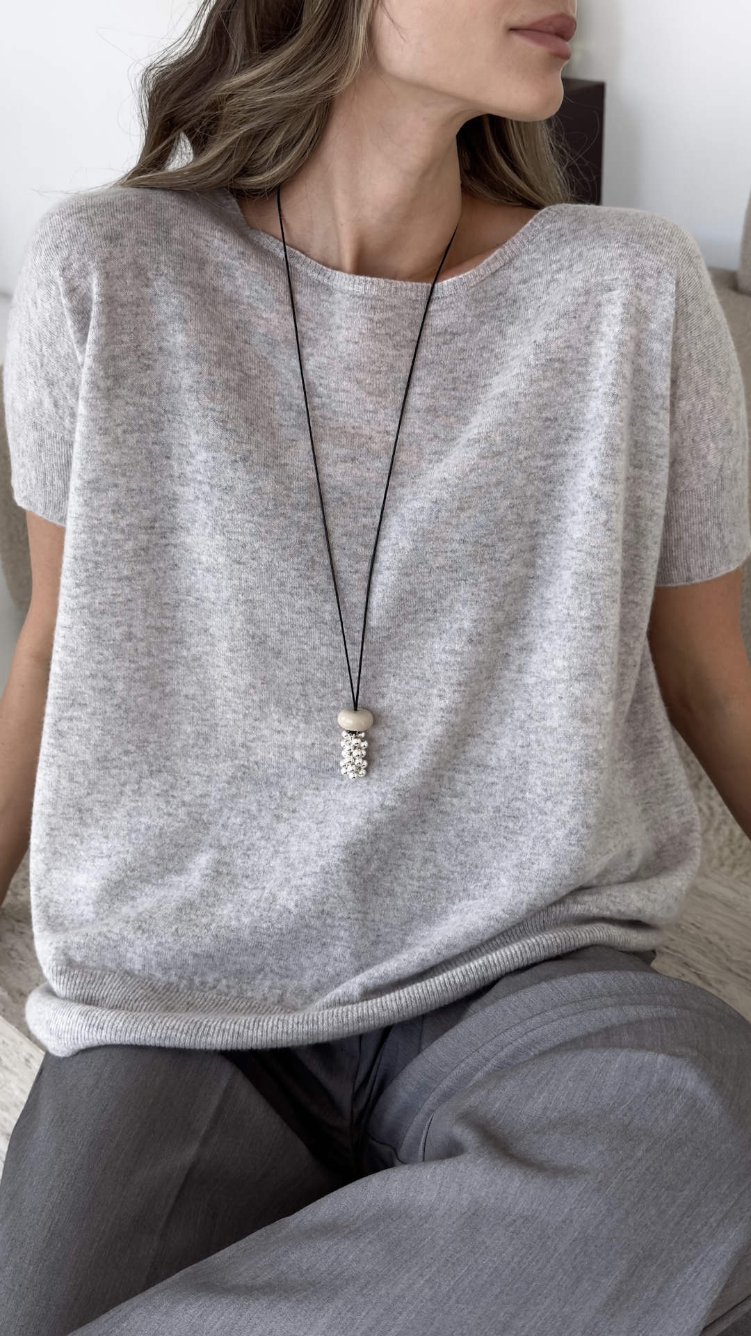 Шнурок с объемным кругом и бусинами