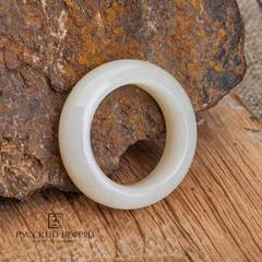 Кольцо Классика. Светло - медовый нефрит