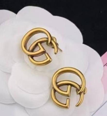 28412 -Серьги-пусеты в форме логотипа GUCCI
