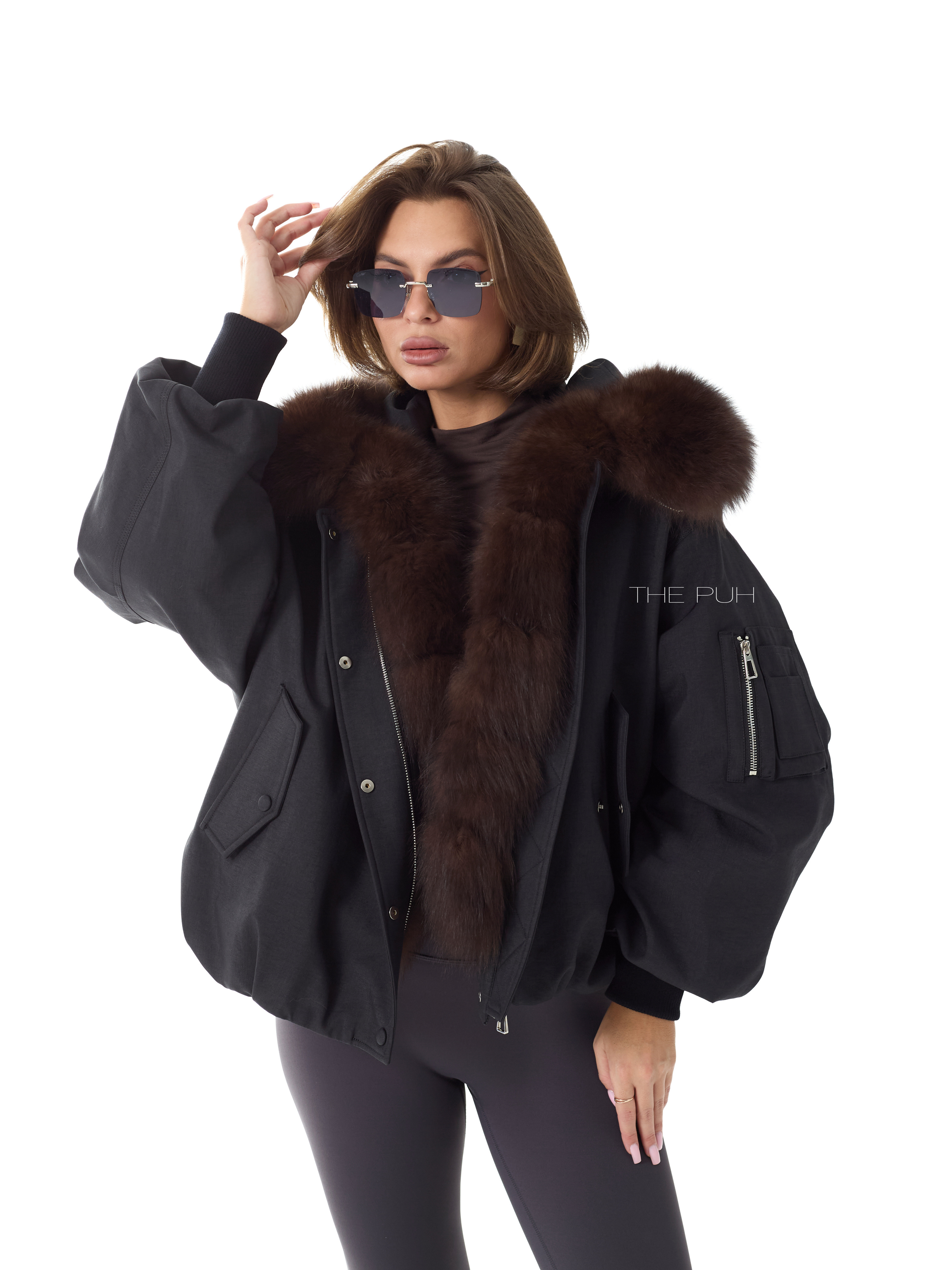Черная пуховая парка с капюшоном и меховой оторочкой
