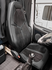 Чехлы Люкс VOLVO FH-13 после 2018 года: водитель от сиденья, пассажир от стойки кабины (один вырез под ремень) (экокожа, черный, черная вставка)