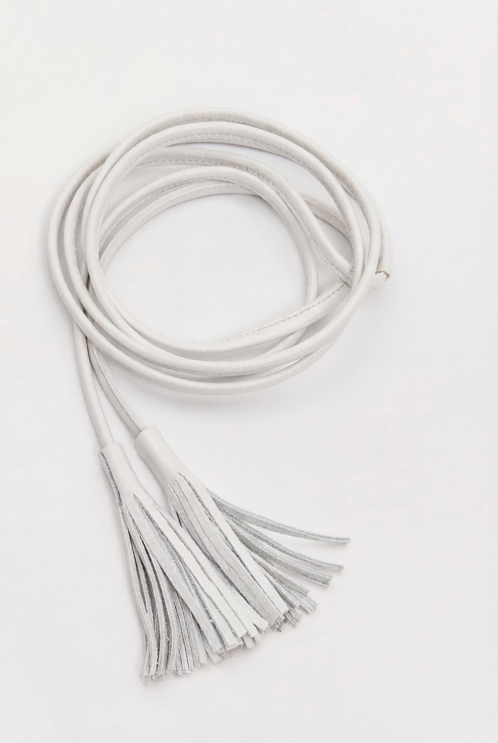Пояс-шнурок с кисточками  из натуральной кожи, белый